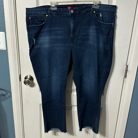 Jennifer Lopez 24W Distressed Capri Jeans - Picture 1 of 7